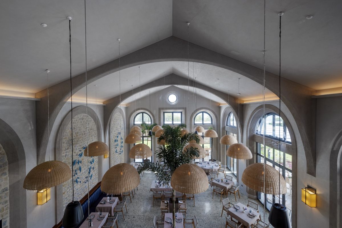 Palaia Hotel restoran iç mekânı: hasır lambalar ve kemerli tavan, Furkan Uyan